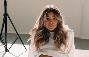 Η Βάσια Κωσταρά με ρούχα από την Circular Independence