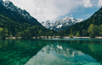 Φωτογραφία από τη φύση, με παραλία, δεντρα και βουνά