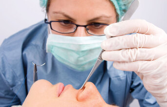 Γιατρός κάνει επέμβαση σε μύτη γυναίκας