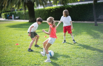 Φωτογραφία με παιδιά να παίζουν.