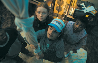 Φωτογραφία με το cast της τέταρτης σεζόν του Stranger Things.