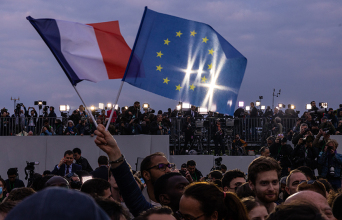 Οι σημαίες της Γαλλίας και της Ευρωπαικής Ένωσης