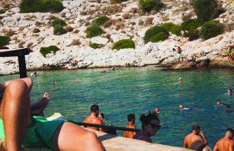 Οι 16 καλύτερες παραλίες για βουτιές εντός Αττικής. 