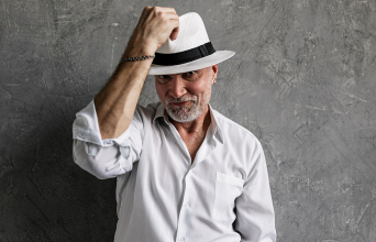 Ηλικιωμένος άντρας ντυμενος στα λευκά και με λευκό καπέλο