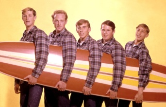 Το συγκρότημα The Beach Boys ποζάρει κρατώντας μια σανίδα σερφ