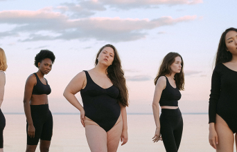 Γυναίκες με μαγιό μπροστά σττη θάλασσα