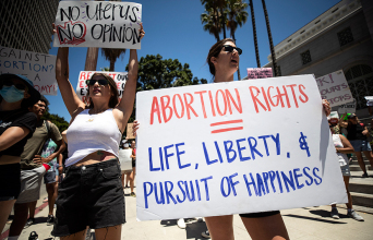 Διαμαρτυρία κατά της απόφασης του Ανώτατου Δικαστηρίου των ΗΠΑ για απαγόρευση των αμβλώσεων