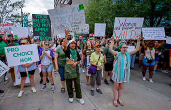 Διαμαρτυρία κατά της απόφασης του Ανώτατου Δικαστηρίου των ΗΠΑ για απαγόρευση των αμβλώσεων
