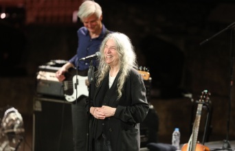 Η Patti Smith χαμογελά στο κοινό στο Ηρώδειο