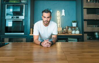 Ο Γιώργος Τσούλης στο στούντιο μαγειρικής του