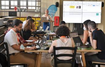 Η καθηγήτρια Μπέττυ Τσακαρέστου μιλάει σε φοιτητές