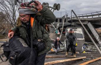 Ουκρανοί άμαχοι προσπαθούν να εγκαταλείψουν την πόλη Ιρπίν κοντά στο Κίεβο, ενώ οι Ρώσοι δεν σταματούν να βομβαρδίζουν
