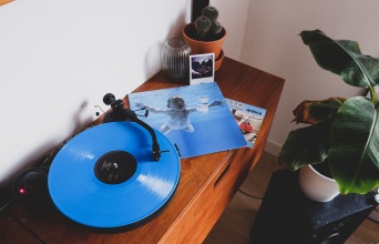 Πικάπ που παίζει το βινύλιο του άλμπουμ Nevermind των Nirvana