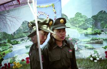 Στρατιωτίνες του αντάρτικου στρατού KIA (Kachin Independent Army) στην πόλη Myitkyina της βόρειας Myanmar