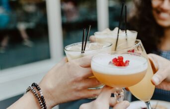 Παρέα τσουγκρίζει τα cocktail της