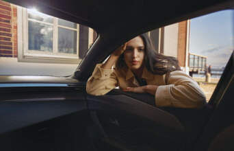 Μελαχρινή γυναίκα σκυμένη στο παράθυρο αυτοκινήτου, οπτική από το εσωτερικό του αυτοκινήτου