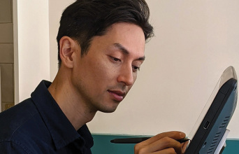 R. Kikuo Johnson: Ο διάσημος Αμερικανός εικονογράφος μιλάει στην ATHENS VOICE