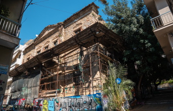 Φωτογραφία από το κτίριο που έζησε ο Ναπολέων Λαπαθιώτης στα Εξάρχεια.