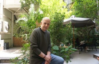 Aπό τον Νέο Κόσμο στο Κουκάκι: Η προσωπική διαδρομή του συγγραφέα Άρη Σφακιάνακη