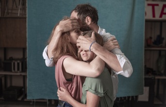 "Κλυταιμνήστρα" από τους tg STAN σε παγκόσμια πρεμιέρα στο ανοιχτό θέατρο του Παλαιού Ελαιουργείου στην Ελευσίνα