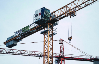 Επιχορηγήσεις και νέα έργα βγάζουν από το τέλμα τις κατασκευές.