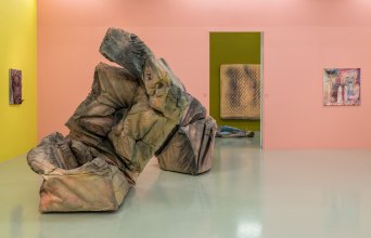 Άποψη της έκθεσης της Kaari Upson στο Ίδρυμα ΔΕΣΤΕ