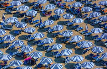Ομπρέλες σε παραλία