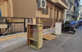 Ξεχαρβαλωμένα έπιπλα τοποθετημένα με ταινία δίπλα σε πεζοδρόμιο