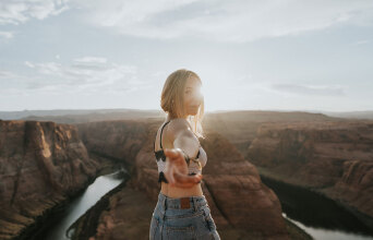 Κοπέλα που ταξιδεύει