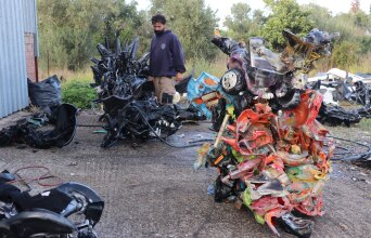 Ο Θωμάς Διώτης στο υπαίθριο εργαστήριό του στον Πλάτανο Αγρινίου