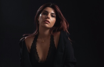 Amaria: Η νεαρή τραγουδοποιός και τραγουδίστρια μιλάει για το πρώτο της single «Γιατί με ρωτάς» που κυκλοφόρησε από την Akti Music, τις μουσικές επιρροές και την electropop που τη συναρπάζει.