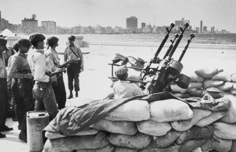 Κουβανοί στρατιώτες δίπλα σε ένα αντιαεροπορικό πυροβολικό στην προκυμαία της Αβάνας ως απάντηση στην προειδοποίηση για εισβολή από τις ΗΠΑ