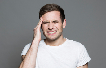 Άντρας με πονοκέφαλο