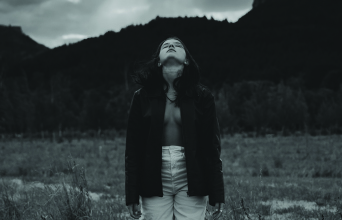 Ένα κορίτσι.