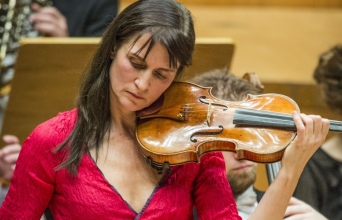 H Viktoria Mullova έρχεται στο Μέγαρο Μουσικής Αθηνών