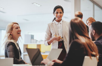 Άνδρες και γυναίκες σε γραφείο