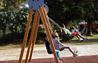 Παιδάκια κάνουν κούνια