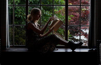 Κοπέλα που διαβάζει