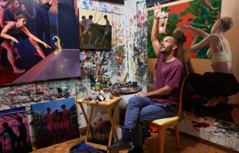 Ο ζωγράφος Θοδωρής Μπαργιώτας στο εργαστήριό του