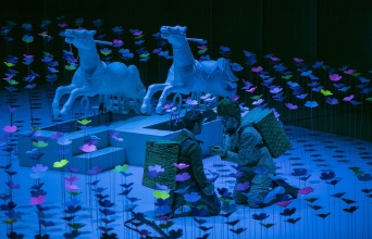 Ο Γιώργος Ιατρού και ο Βασίλης Καβάγιας στην παράσταση «Ο θάνατος του Άντονυ» στην Εναλλακτική Σκηνή της ΕΛΣ