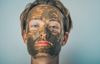 Άντρας που κάνει μάσκα ομορφιάς