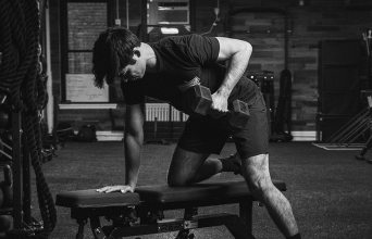 Άντρας που κάνει γυμναστική