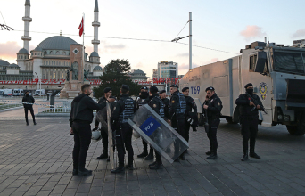 Τούρκοι αστυνομικοί μπροστά από το τέμενος Ταξίμ μετά από έκρηξη στην οδό Istiklal, στην Κωνσταντινούπολη