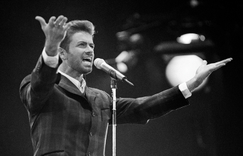 Προσκεκλημένος από τη φίλη του Νταϊάνα, την πριγκίπισσα της Ουαλίας, ο Michael είναι το πρώτο όνομα στη Συναυλία της Ελπίδας για την Παγκόσμια Ημέρα κατά του AIDS στο Wembley Arena την 1η Δεκεμβρίου 1993. © Martin Keene • PA Images/Alamy