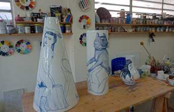 Κεραμικά ζωγραφισμένα από τον Πατ Αντρέα στο ατελιέ του Σταμάτη Φιλιππαίου