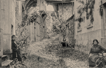 Ο δρόμος προς τον ναό της Παναγίας με κατεστραμμένα σπίτια. Αρχείο Α. Μαΐλλη 1919/23.