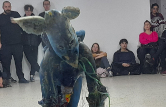 «Το κομμένο κεφάλι του Δημήτρη Αμελαδιώτη» περφόρμανς από τον Πάνο Σκλαβενίτη στο ΟΧΤΩ