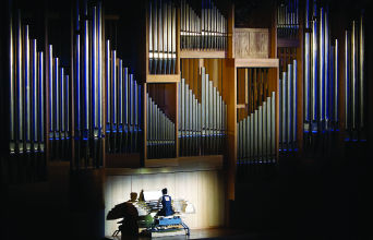 Η οργανίστα Ουρανία Γκάσιου επί το έργον στο Μέγαρο