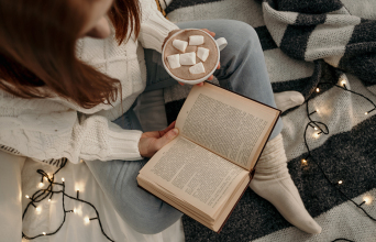 Ένα κορίτσι διαβάζει ένα βιβλίο. 