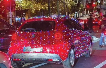 Αυτοκίνητο με χριστουγεννιάτικα φωτάκια